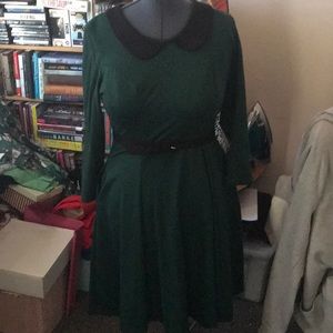 Green Peter Pan dress with belt and pockets